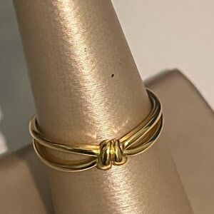 Elegant Gold Knot Ring